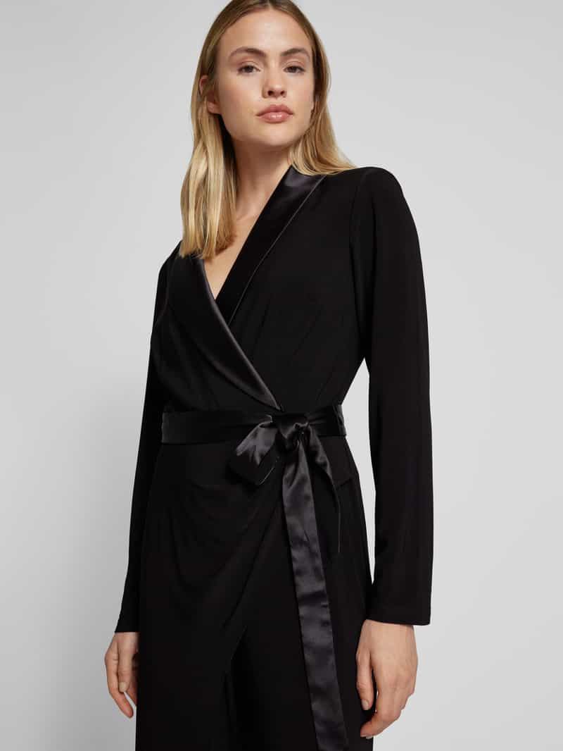 Adrianna Papell Jumpsuit met sjaalkraag en strikceintuur.