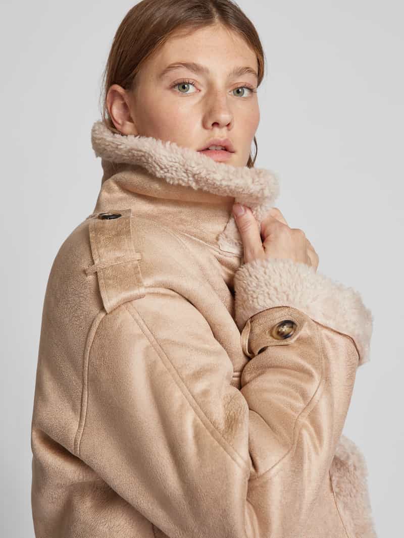 Only Loose fit jack in leerlook met asymmetrische knoopsluiting model 'YLVA'