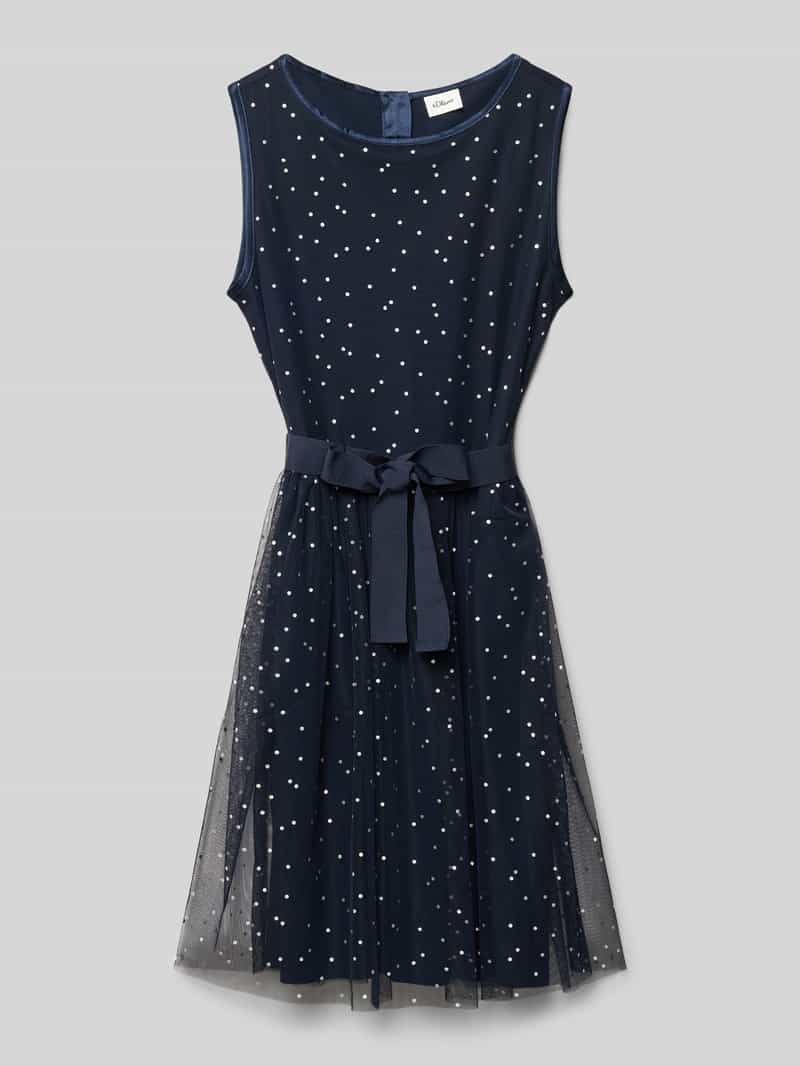 Getailleerde mesh jurk en strikceintuur