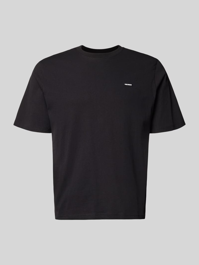 REVIEW Basic T-Shirt mit kleinem Logo-Patch auf der Brust