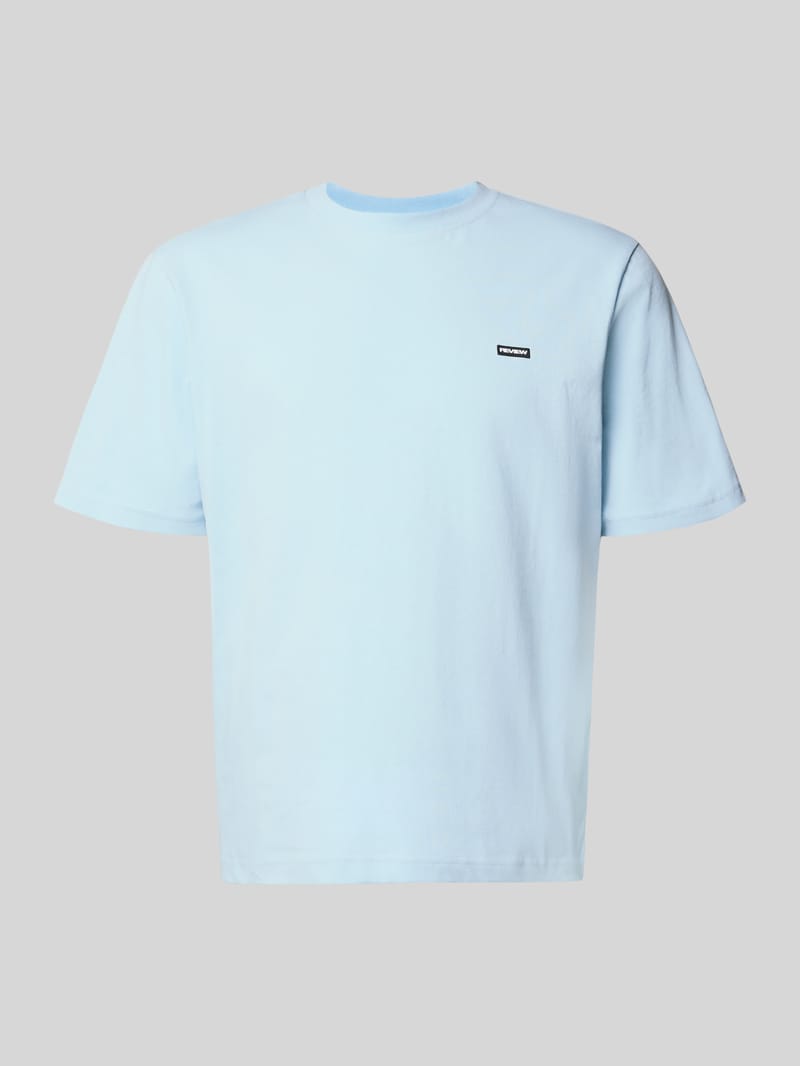 REVIEW Basic T-Shirt mit kleinem Logo-Patch auf der Brust