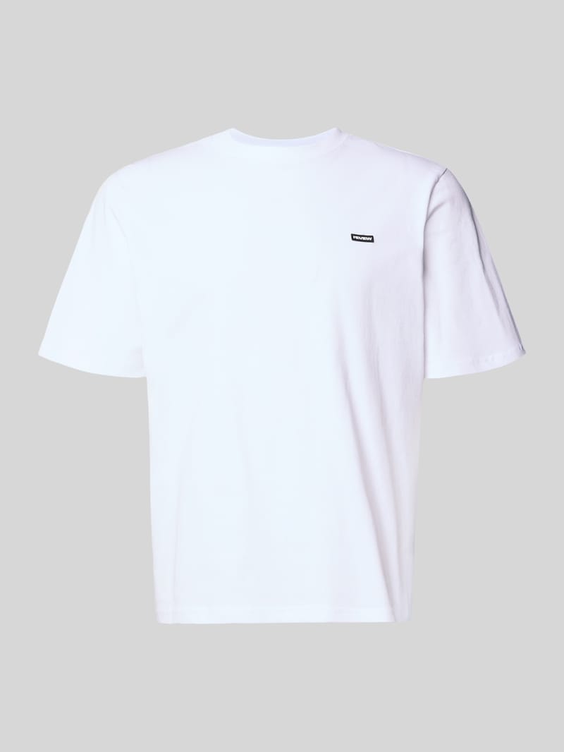 REVIEW Basic T-Shirt mit kleinem Logo-Patch auf der Brust
