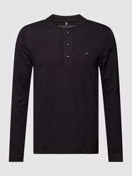 Bluzka z długim rękawem i wyhaftowanym logo model ‘HENLEY’ od Tommy Hilfiger Czarny - 34