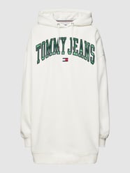 Sukienka z dzianiny dresowej z wyhaftowanym logo model ‘COLLEGIATE’ od Tommy Jeans Biały - 15
