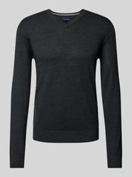 Gebreide pullover met V-hals van Christian Berg Men Grijs / zwart - 35