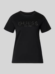 t-shirt z nadrukiem z logo i obszyciem z kamieni stras od GUESS - 17