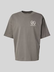 Oversized T-Shirt mit Label-Stitching Modell 'Cesar' von Low Lights Studios - 4