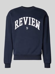 Sweatshirt mit Varsiety Embleme von REVIEW - 24