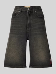 Baggy fit korte jeans met labelstitching van Review Bruin - 46