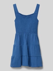 Kleid im Stufen-Look mit Smok-Details von Mango - 6