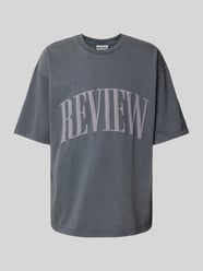 T-shirt z nadrukiem z logo od REVIEW - 40