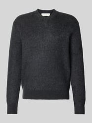 Sweter o kroju regular fit z dekoltem w serek od ANNARR - 31