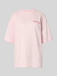 Oversize’owy T-shirt z nadrukiem z przesłaniem od REVIEW Fuksjowy - 6