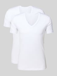 T-shirt o kroju slim fit z dekoltem w serek model ‘Daily Comfort’ od FALKE - 46