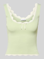 Crop Top mit Wellensaum Modell 'Anele' von OH APRIL - 20