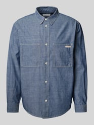 Koszula casualowa o kroju regular fit z detalem z logo model ‘EASY CHAMBRAY’ od Calvin Klein Jeans - 15