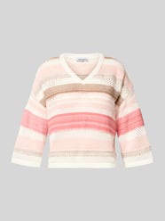 Sweter dzianinowy z dekoltem w serek i rękawem 3/4 od MORE & MORE - 37
