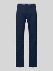 Chinosy o kroju regular fit z 5 kieszeni od Christian Berg Men - 4