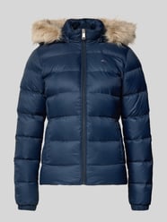 Kurtka puchowa o kroju shaped fit z wyhaftowanym logo od Tommy Jeans - 21