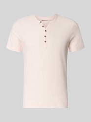 t-shirt z dekoltem w serek i listwą guzikową od MCNEAL Fuksjowy - 48