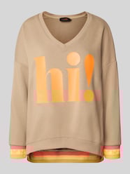Sweatshirt mit Statement-Print und V-Ausschnitt von miss goodlife Beige - 38