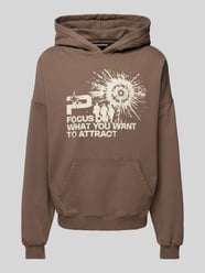 Oversized Hoodie mit Statement-Print Modell 'SALIOU' von Pegador Braun - 44