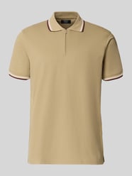 Slim Fit Poloshirt mit Kontraststreifen und Reißverschluss von MCNEAL Beige - 26