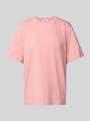 T-shirt z prążkowanym, okrągłym dekoltem model ‘Milly’ od EDITED - 10