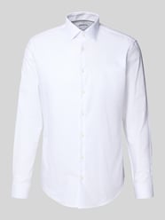 Koszula biznesowa o kroju slim fit z kołnierzykiem typu kent od Jake*s - 17