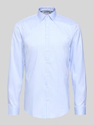 Koszula biznesowa o kroju slim fit z kołnierzykiem typu kent od Jake*s - 8