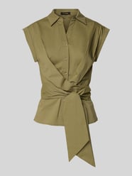 Top bluzkowy o kroju regular fit z wiązanym detalem od More & More - 10