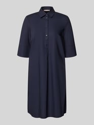 Sukienka koszulowa do kolan z listwą guzikową od Christian Berg Woman Selection - 32