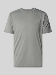 Funktionsshirt mit Rundhalsausschnitt und Logo von New Balance - 18