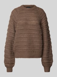 Sweter z dzianiny o kroju regular fit z fakturowanym wzorem model ‘JAYDA’ od Pieces Brązowy - 12