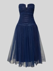 Knielanges Cocktailkleid mit V-Ausschnitt von Lace & Beads - 31