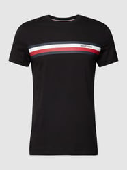 Slim Fit T-Shirt mit Label-Print von Tommy Hilfiger Schwarz - 27