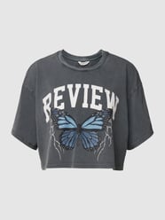 Cropped T-Shirt mit überschnittenen Schultern von Review Grau - 32