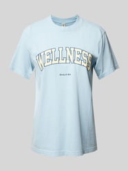 T-Shirt mit Statement- und Label-Print Modell 'Wellness Ivy' von Sporty & Rich Blau - 16