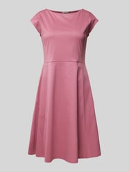 Knielange jurk met boothals van Christian Berg Woman Selection Fuchsia - 16