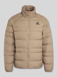 Regular Fit Steppjacke mit Logo-Print von adidas Sportswear Beige - 18
