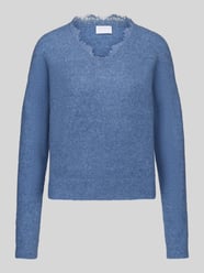 Pullover mit Spitzenbesatz am V-Ausschnitt von Jake*s Collection - 43