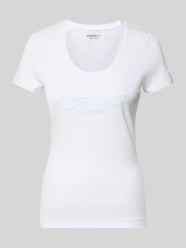 T-shirt z dekoltem w kształcie U model 'SCRIPT' od GUESS - 14