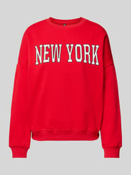 Oversize Fit Sweatshirt mit Frontprint Modell 'SASIE' von Pieces Rot - 8