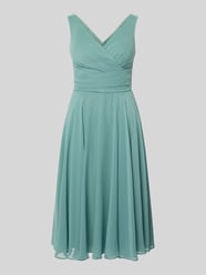 Knielanges Cocktailkleid aus Chiffon mit V-Ausschnitt von TROYDEN COLLECTION - 9