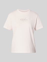 T-shirt z nadrukiem z logo od Calvin Klein Jeans Fuksjowy - 4