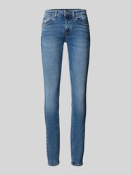 Jeansy o kroju skinny fit z wyhaftowanym logo model ‘SOPHIE’ od Tommy Jeans - 17