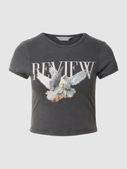 Cropped T-Shirt mit Rundhalsausschnitt von REVIEW Grau / Schwarz - 5