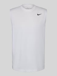 Regular Fit T-Shirt mit Logo-Print von Nike Training - 40