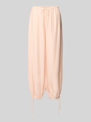 Spodnie materiałowe o kroju relaxed fit z mieszanki wiskozy od Gina Tricot Fuksjowy - 10