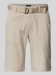 Regular Fit Shorts mit Gürtel von Christian Berg Men Beige - 43